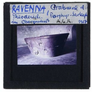 Ravenna, Mausoleum des Theoderich,Unbekannt, Porphyrwanne im Mausoleum des Theoderich