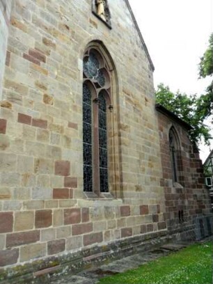 Stadtkirche - Chor von Südosten - Ostseite mit gotischem Maßwerkfenster in Übersicht