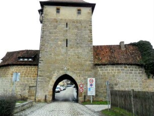 Stadtbefestigung - Stadttor (Rothenberger Tor)-von Feldseite mit Schlitzscharten und Abtrittserker sowie anschließender Stadtmauer