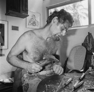 Salvador (Bahia). Der Maler und Graphiker Hansen-Bahia (1915-1978) bei der Arbeit