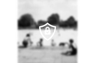 Freibad: Reeshoop: Nichtschwimmerbecken: Frau, Kinder, mit Schwimmreif: hinten Mitte Betriebsgebäude