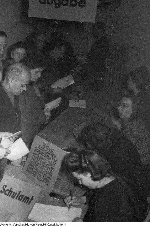 Dresden. Stadtverwaltung Dresden: Im Keller des Rathauses fand im Februar 1950 die Wahl der Betriebsgewerkschaftsleitung statt, 1950