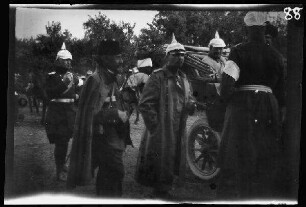 [Taubertal (Lkre. Würzburg und Ansbach und Baden-Württemberg):] Von der Goltz, von Unger, Brüggemann, von Berge und Enver Bey ("Pertev Bey") in und neben einer Kutsche nach beim Kaisermanöver "nach der Kritik"