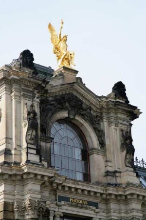 Dresden-Altstadt. Kunstakademie (1887-1894; K. Lipsius). Teilansicht der Fassade zur Brühlschen Terrasse mit vergoldetem sitzenden Engel