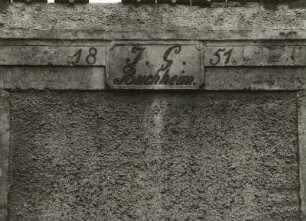 Mutzschen-Wetteritz, Dorfstraße 14. Dreiseithof (1797). Portalabschluss vom vermauerten Zugang zum ehemaligen Stall (1851)