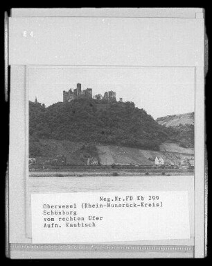 Oberwesel. Blick vom rechten Rheinufer zur Burg Schönburg (um 1100/1149, 1689 Zerstörung, 1895/1901 teilweiser Wiederaufbau)