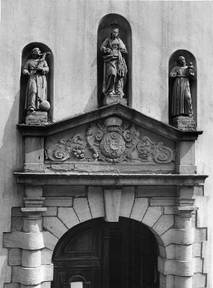 Portralbekrönung mit Heiligem Franziskus, Maria und dem Heiligen Antonius : Portralbekrönung mit Heiligem Franziskus, Maria und dem Heiligen Antonius (vor 1681; Z. Junker d. J.). Miltenberg, Franziskanerklosterkirche, Nordportal