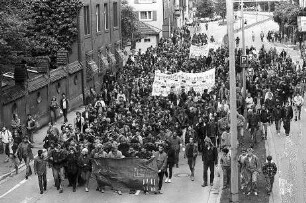 Freiburg im Breisgau: Demo gegen die Räumungen der Häuser in der Wilhelmstraße 36 und am Schlossbergring