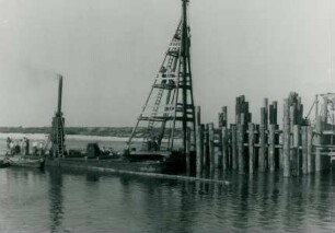 Dnjeprbrücke Tscherkassy, Sowjetunion, 1943-1944