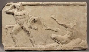 Satyr, mit der Keule gegen einen Seeräuber ausholend