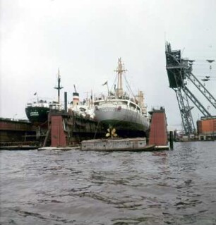 Hamburg. Hafen. Frachtschiffe in der Werft auf dem Trockendock