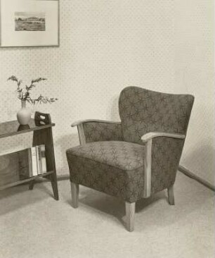 Armlehnsessel : Armlehnsessel (1956) in Ausstellungskoje neben Regal