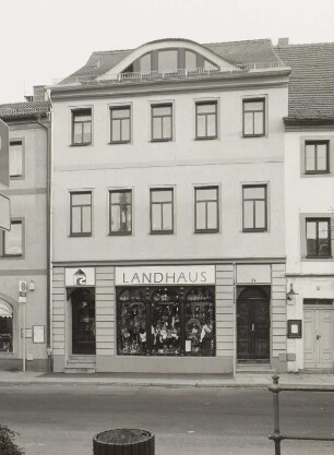 Radeberg. Wohnhaus, Am Markt 9 : Radeberg (Kreis Kamenz). Wohnhaus mit Laden, Am Markt 9. Straßenfront