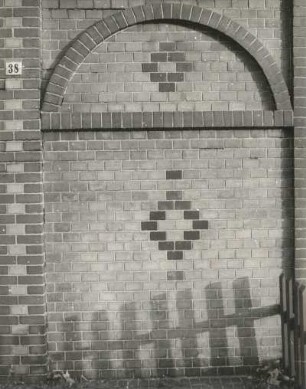 Deutschneudorf, Talstraße 38. Wohnhaus mit Einfriedung. Fassadenschmuck mit Klinkerornament