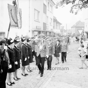 Schützenfest: Veranstalter Schützenverein Reinfeld und Umgebung von 1954 e.V.: Umzug: Bergstraße: Schützenkönig Dietmar Kobrow, Jungschützenkönig Max Ernst Rickert und Schützenkönigin Sieglinde Schubert schreiten Front der mit Fahne angetretenen Schützen und Schützendamen ab, salutieren: rechts Rathausvorplatz, hinten Paul-von-Schoenaich-Straße, Zuschauer, 8. September 1968