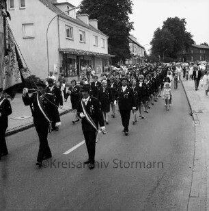 Volks- und Schützenfest: Schützenverein von Trittau und Umgebung e.V.: Festumzug in Kirchenstraße / Poststraße: Zug der Trittauer Schützen: links Fahnenträger: am Rand Zuschauer
