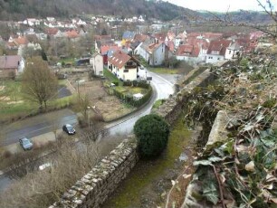 Stadtbefestigung-Ansicht im Osten-Zwingerbereich unterhalb des (ehemaligen) Schlosses mit sanierter Basis der Zwingermauer und Sicht nach Südwesten zur Stadt