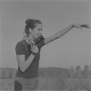 Höfgen. Akt-Pleinair 1979. Eva Mahn beim Fotografieren am Ufer der Mulde