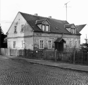 Böhlen-Großdeuben, Hauptstraße 42. Wohnhaus (M. 19. Jh.). Straßenansicht mit Hauseingang
