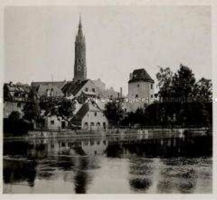 Landshut, Blick vom Isarufer zum Röcklturm und zur Stadtpfarr- und Kollegiatstiftskirche St. Martin und Kastulus