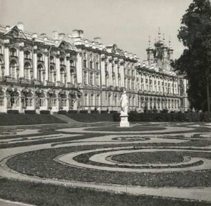 Puschkin (Zarskoje Selo bei Leningrad) (Sankt Petersburg). Großes Palais (1749-1756; vollendet von B. C. Rastrelli), Gartenseite