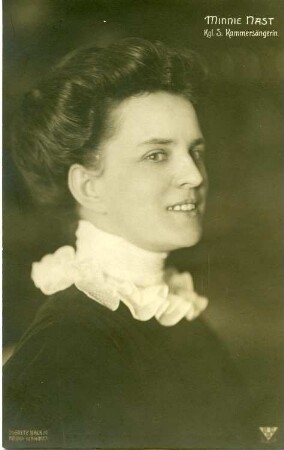 Porträt Minnie Nast : Porträt Minnie Nast (1874-1956; Sängerin). Fotografie (Weltpostkarte) von Grete Back, Dresden, um 1910