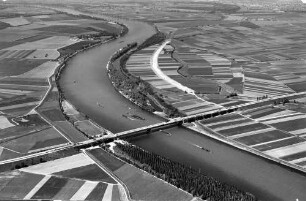 Rheinbrücke Frankenthal (Theodor-Heuss-Brücke), km 565,185 - 566,014 Bau der Betonfahrbahndecke Fahrbahn Saarbrücken - Mannheim Rechts im Bild Richtung Mannheim, links Richtung Saarbrücken. Baubeginn: Oktober 1938, Einsturz der Stahlbrücke: 12.12.1940, Einstellung der Arbeiten: Ende 1941,Weiterbau: April 1949, Verkehrsübergabe Fahrbahn Mannheim - Saarbrücken: 9.9.1950, Bau der Fahrbahn Saarbrücken - Mannheim: August 1960 -September 1963. Endgültige Fertigstellung: 12.6.1964.