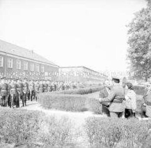 Offizielle Übergabe von Geschenken von der DSF in Berlin-Lichtenberg an sowjetische Soldaten