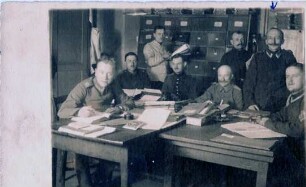 Soldaten in der Bezirkskomandantur