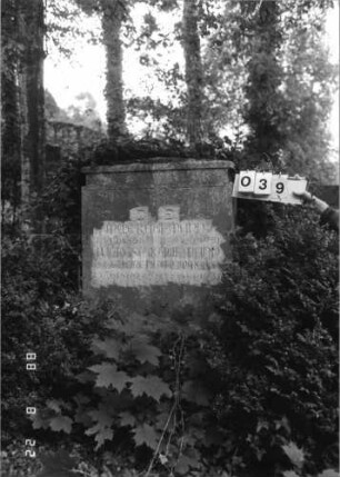 Grabstein 39 (Index: 100080131) Material: Granit Zustand: gut Maße HxBxT: 115x79x23 cm Beschreibung: Stele, eingeschnürter obeliskartiger Abschluß Besonderheit: Doppelgrab (für Eheleute?): Grabstein 39