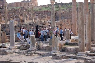 Libyen - römische Ausgrabungen : Touristen in Palastfragmenten der einstigen römischen Handelsstadt Sabrata am Mittelmeer, 100 km westlich der Hauptstadt Tripolis, aufgenommen 2006