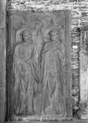 Grabstein mit zwei Priestern