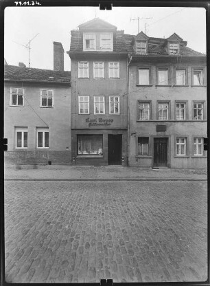 Naumburg (Saale), Steinweg. Wohnhäuser mit Laden (Fleischerei). Straßenfront