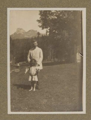 Hugo von Hofmannsthal mit seinem Sohn Raimund im Garten vor Bergen stehend