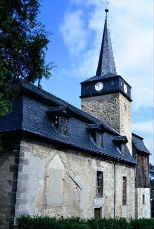 Dorfkirche von SW, alter Emporenaufgang an Langhauswand erkennbar