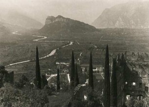 Blick vom Castello Arco über die Stadt zum Monte Brione und dem Gardasee. Die Sarca (größter Nebenfluss des Gardasees) windet sich durch die Landschaft