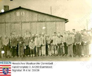 Rodgau, Strafgefangenenlager II Rollwald (1938-1945) / Gruppenaufnahme von Lagerinsassen vor Holzbaracke, wohl Neuzugang von Arbeitshausgefangenen