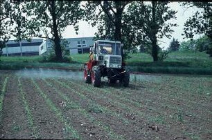 Fotografie: Feldspritze angebaut, Systemtraktor