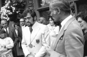 Freiburg: Adolf Seger und Oberbürgermeister Dr. Keidel; auf dem Balkon