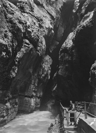 Taminaschlucht : Blick auf die Taminaschlucht. Im rechten Bildrand findet man eine Holzbrücke und Besucherin.