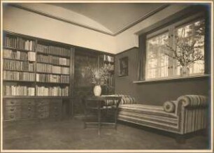 Landhaus Dr. Petz, Berlin-Nikolassee: Innenaufnahme Herrenzimmer mit Chaiselongue vor Fenster