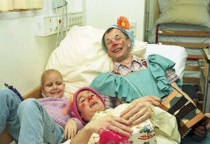 Freiburg im Breisgau: Clowns in der Kinderklinik des Universitätsklinikums