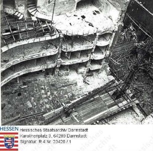 Darmstadt, Landestheater / Bild 1: Blick in den zerstörten Bühnenraum vor der Aufrichtung des Montagemastes