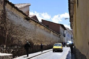 Cusco - Lange Mauer in einer engen Straße : Lange Mauer in einer Altstadtgasse an der Kirche San Francisco. Aufgenommen in Cusco am 1. September 2011