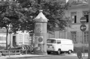 Karlsruher Plakatsäule mit Jugendstil-Kupferhelm am Fasanenplatz