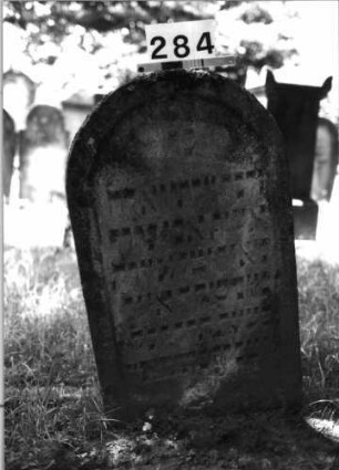Grabstein 284 (Index: 100085096) Maße HxBxT: 95x57x12 cm Beschreibung: Stele, Rundbogenabschluß, Schriftfeld eingetieft: Grabstein 284