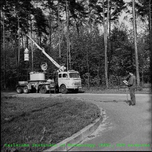Kranfahrzeug mit Transportbehälter für feste radioaktive Abfälle und hydraulischem Ladekran
