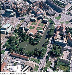 Dresden-Altstadt. Zwinger (1709-1728, M. D. Pöppelmann). Blick über Am Zwingerteich, Ostraallee, Zwingerteich und -graben, Theater- und Postplatz