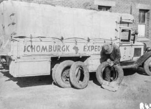 Reifenwechsel an einem der Opellastwagen, 1931
