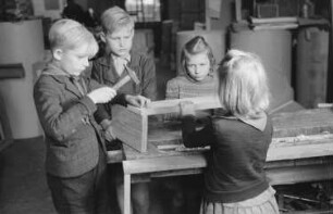 Reportage über Schüler und Lehrer der Schule am Spittelmarkt : Schüler während des Werk-Unterrichts